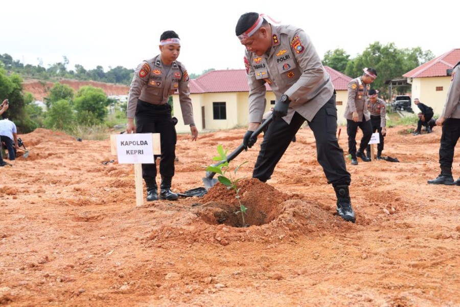 Semarakkan HUT Kemerdekaan Rl Ke-78, Polda Kepri Gelar Bakti Sosial Penanaman Pohon