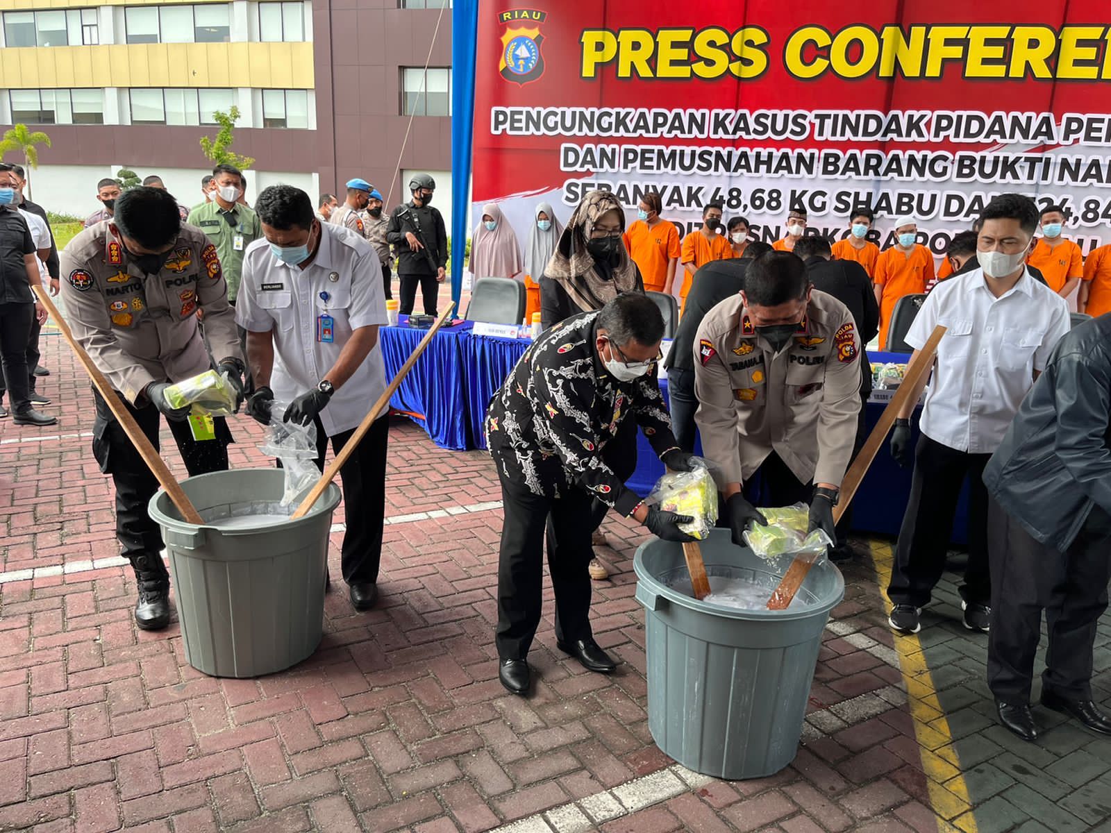Polda Riau Gulung 14 Pelaku Dan Musnahkan 48,68 KG Sabu