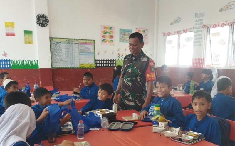 Babinsa Koramil 01 Dumai Kawal Program Makanan Bergizi Gratis di Ratu Sima