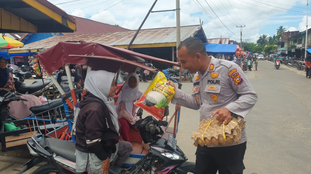 Ops Ketupat LK23, Ibuk Dengan Profesi Penarik Becak Bahagia, Saat Dapat Sembako Dari Kapolsek Rokan IV Koto