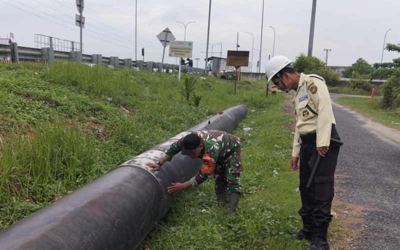 Babinsa Koramil 02 dan SKK Migas Tingkatkan Patroli Keamanan Jalur Pipa di Bukit Kapur