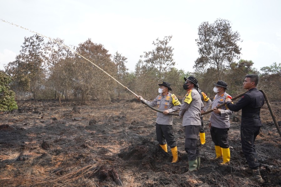 Wakapolda Riau Beri Dukungan Moril Kepada Satgas Karhutla Di Perbatasan Dumai Ran Bengkalis