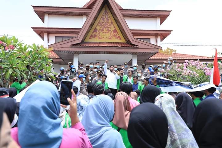 BEM Universitas Pasir Pangaraian Gelar Aksi Unjuk Rasa  Di Depan Kantor DPRD Rohul