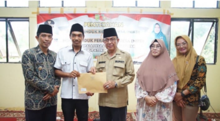 Serahkan NIKD Dan NIPD Se-Kecamatan Concong, Bupati HM WARDAN Harapkan Peningkatan Kinerja Membangun Desa