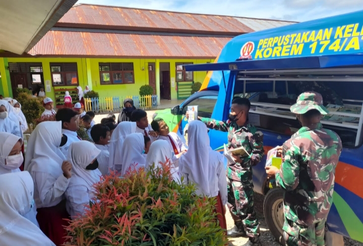 Satgas Yonif 410/ Alugoro Sambangi Sekolah Perbatasan RI - PNG