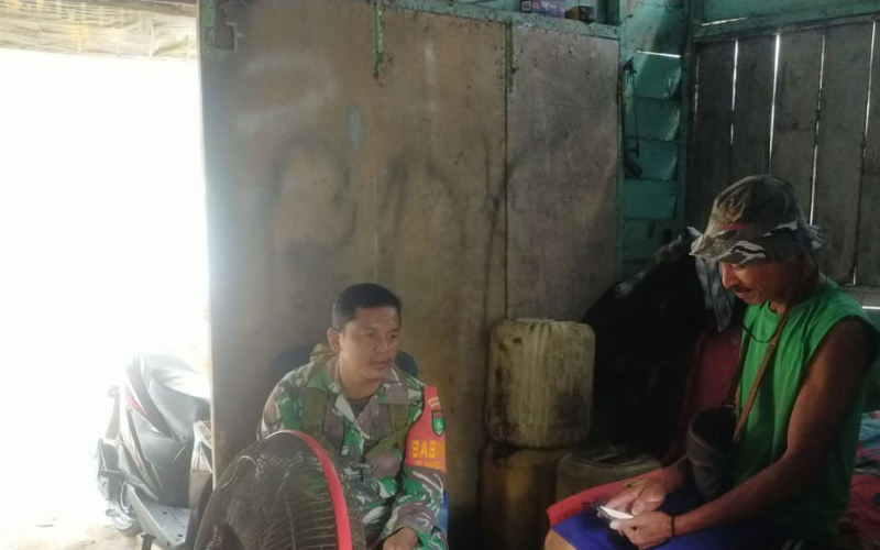 Pembinaan Teritorial Koramil 03/Sungai Sembilan, Babinsa Aktif Jalin Komunikasi dengan Warga