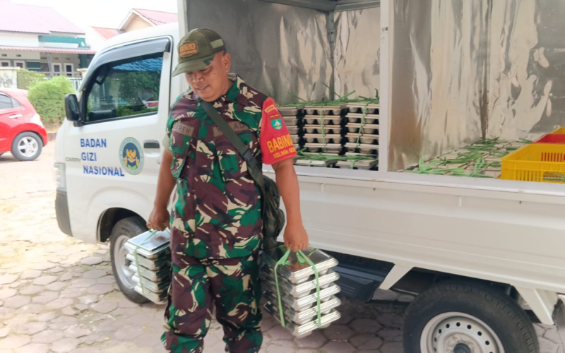 Koramil 02 Kawal Penyaluran Program Gizi di Sekolah Dumai