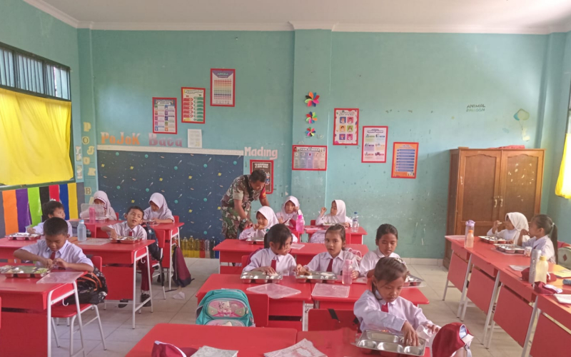 Babinsa Sukajadi Dampingi Pembagian Makanan Bergizi Gratis untuk Ribuan Siswa