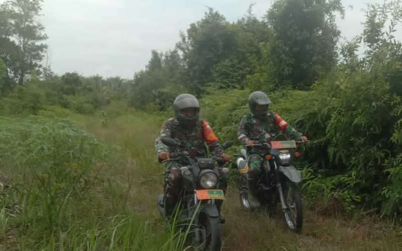 Babinsa Medang Kampai Gencar Patroli dan Sosialisasi Cegah Karhutla