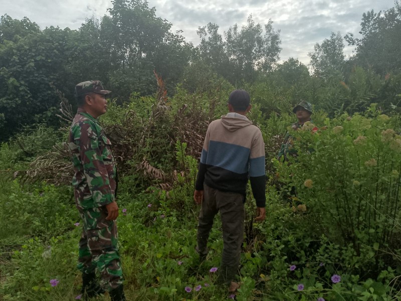 Sertu A. Purba dan Pratu J. Hutagalung Tegaskan Larangan Buka Lahan dengan Membakar