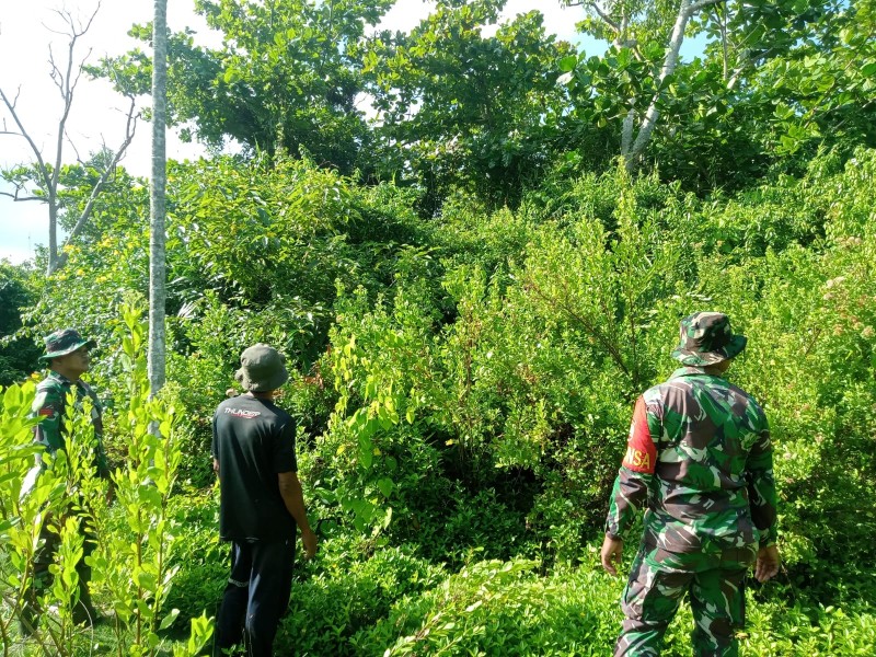 Patroli Karhutla di Desa Mengkirau, Babinsa Ingatkan Sanksi Berat Pembakar Lahan