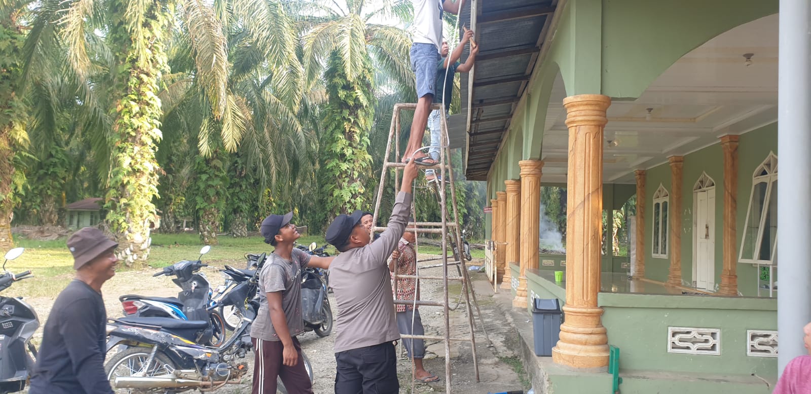 Jelang Ramadhan, Dalam Ops Bina Kusuma LK 2023, Bhabinkamtibmas Gotong Royong   Dengan Warga Binaan Di Mesjid Al-Muttaqin