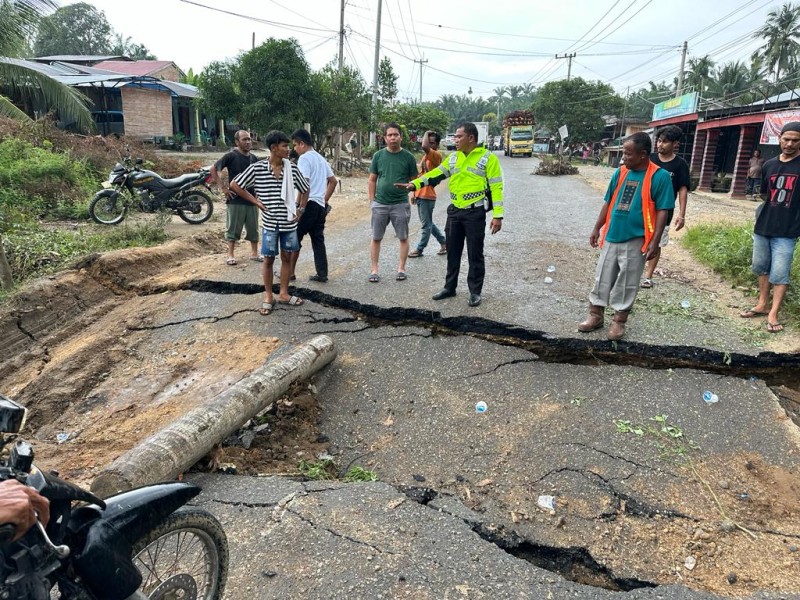 Respon Cepat Polri Bantu Perbaiki Gorong - Gorong Yang Amblas Di Surau Gading