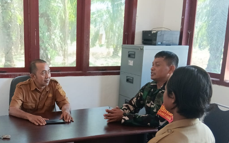 Babinsa Guntung Perkuat Silaturahmi Lewat Komsos Bahas Keamanan dan Kenakalan Remaja