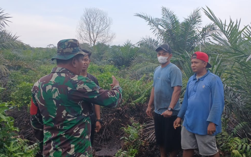 Babinsa Pelintung Gencarkan Patroli dan Sosialisasi Cegah Karhutla di Medang Kampai