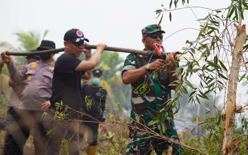 Danrem 031/WB Turun Langsung ke Lokasi Karhutla Dumai, Tegaskan Pemadaman Harus Total
