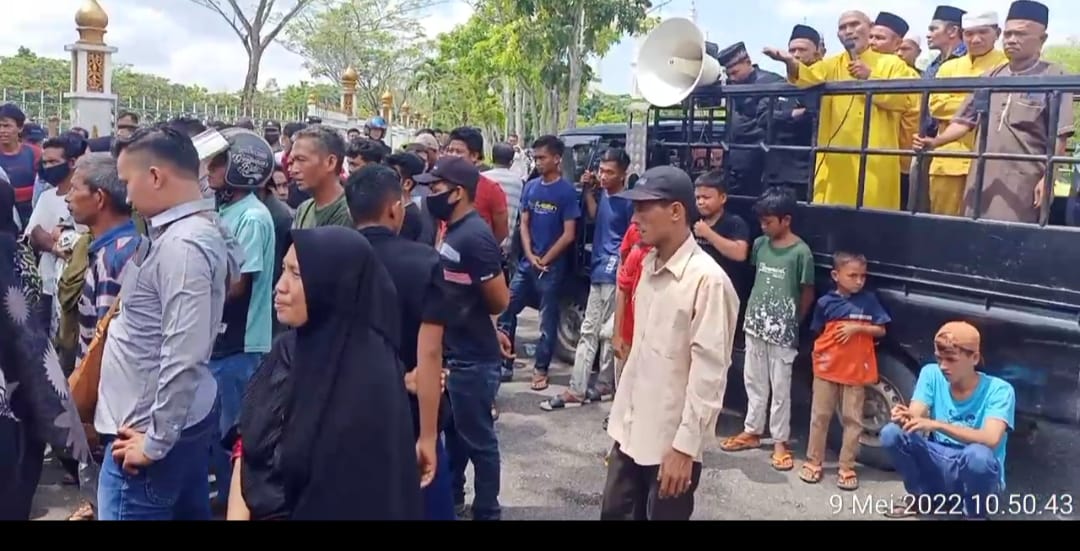 Ratusan Warga Desa Sialang Jaya Seruduk Kantor Bupati Rohul