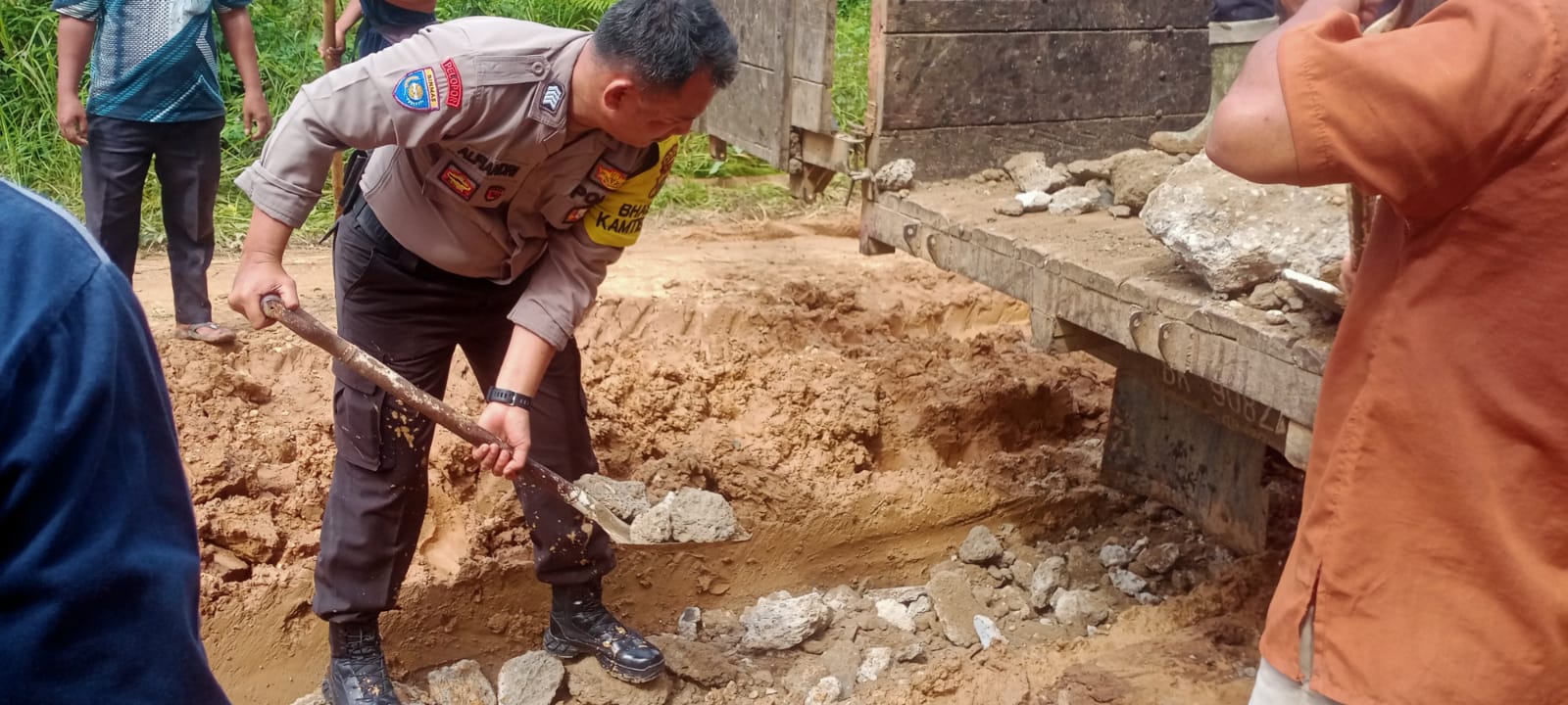 Peduli, Bhabinkantibmas Bripka Al Fiandri Diapresiasi Kapolsek Rambah Hilir