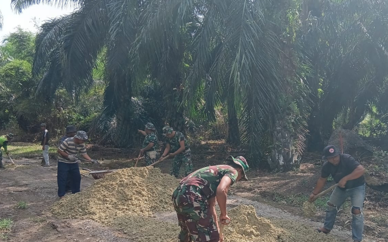 HUT ke-80 TNI, Koramil 02 Gelar Bakti Ter Prima Perbaiki Jalan Rusak di Teluk Makmur