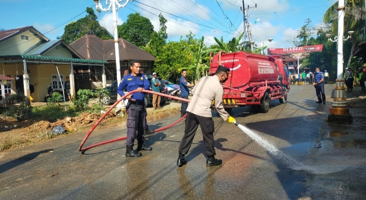 Agar Tidak Menimbulkan Hama  Penyakit Antisipasi Dampak Lain, Wakapolres Rohul Pimpin Pembersihan Pasca Banjir