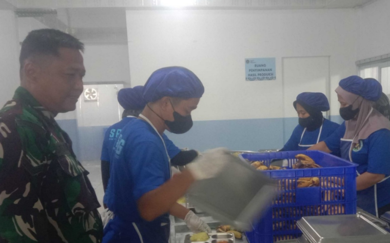 Babinsa Koramil 01/Dumai Kawal Distribusi Makanan Bergizi Gratis di Sekolah