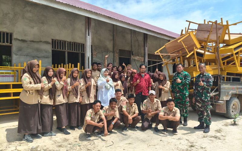 Dukung Pendidikan di Wilayah Terpencil, Kodim Dumai Beri Bantuan Meja Belajar