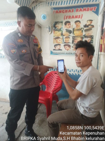 Bhabinkamtibmas Polsek Kepenuhan Sosialisasi Aplikasi 'POLRI SUPER APP'