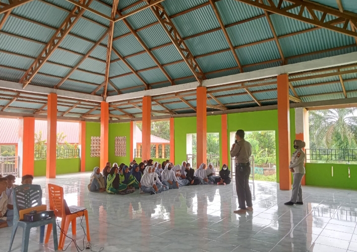 Paur Humas Polres Rohul Pimpin Sosialisasi Penerimaan Terpadu Calon Anggota Polri TA 2022 Di SMK Negeri 2 Rambah