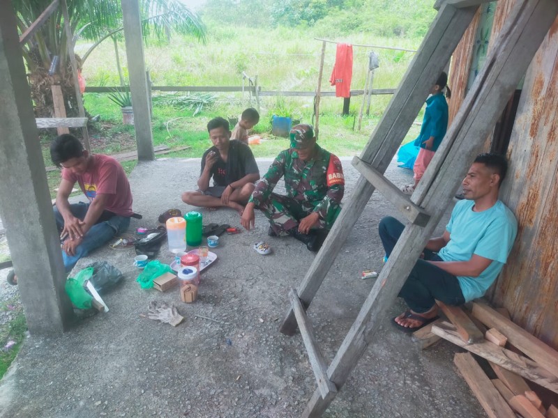 Melalui Komsos Kampung Pancasila, Babinsa Koramil 06/Merbau Bangun Kebersamaan dan Kepedulian Masyarakat