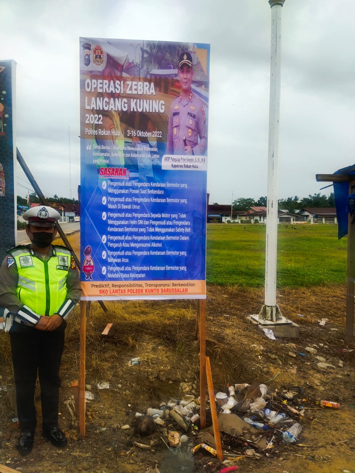 Dalam Operasi Zebra LK 2022, BKO Lantas Polsek Kunto Darussalam Giat Pemasangan Spanduk