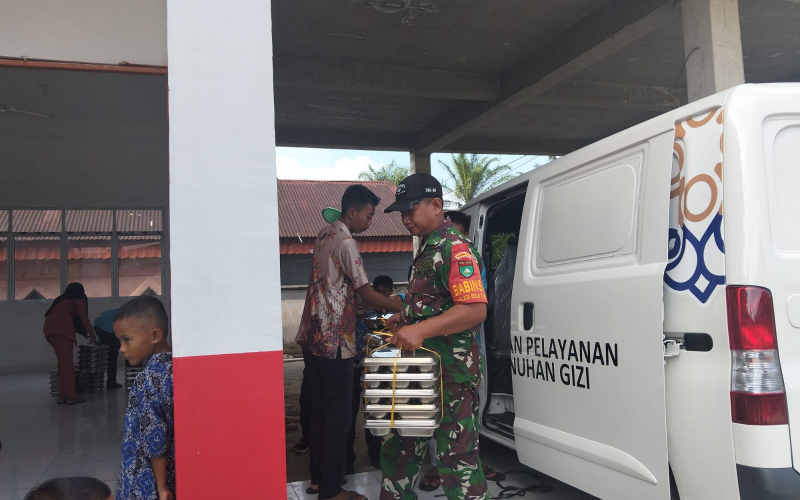 Babinsa Koramil 02 Bukit Kapur Dampingi Program Makanan Bergizi Gratis untuk Siswa di Dumai