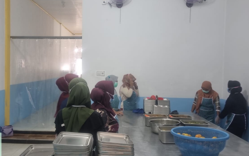 Babinsa Koramil 02 Bukit Kapur Dampingi Distribusi Makanan Bergizi Gratis untuk 2.162 Siswa