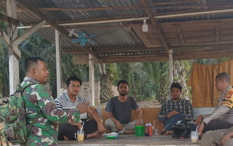 Babinsa Koramil 02 Bukit Kapur Ajak Warga Pelintung Jaga Kamtibmas Lewat Komsos