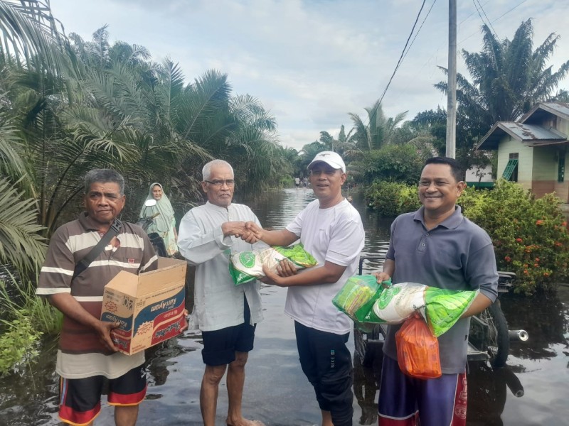 Terdampak Banjir, Warga Bumi Ayu Terima Bantuan Sembako Oleh Pengurus IK Rohul Dumai