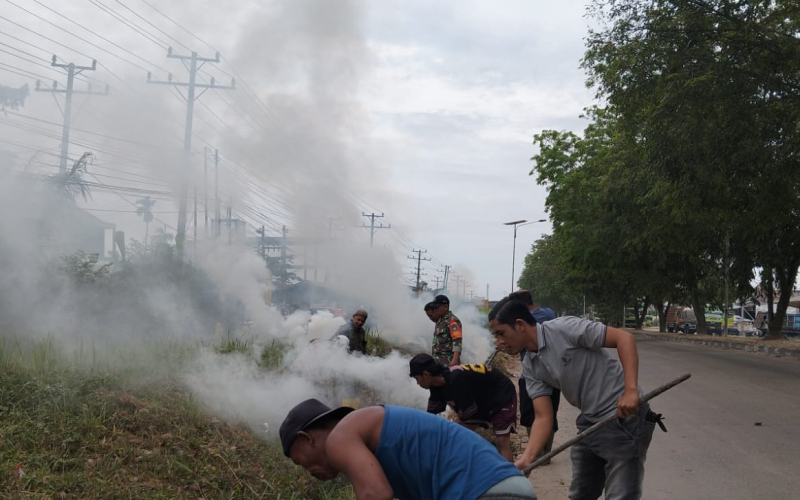 Sertu Jumat Desmanto Pimpin Warga Bersihkan Saluran Air di Bagan Besar Timur