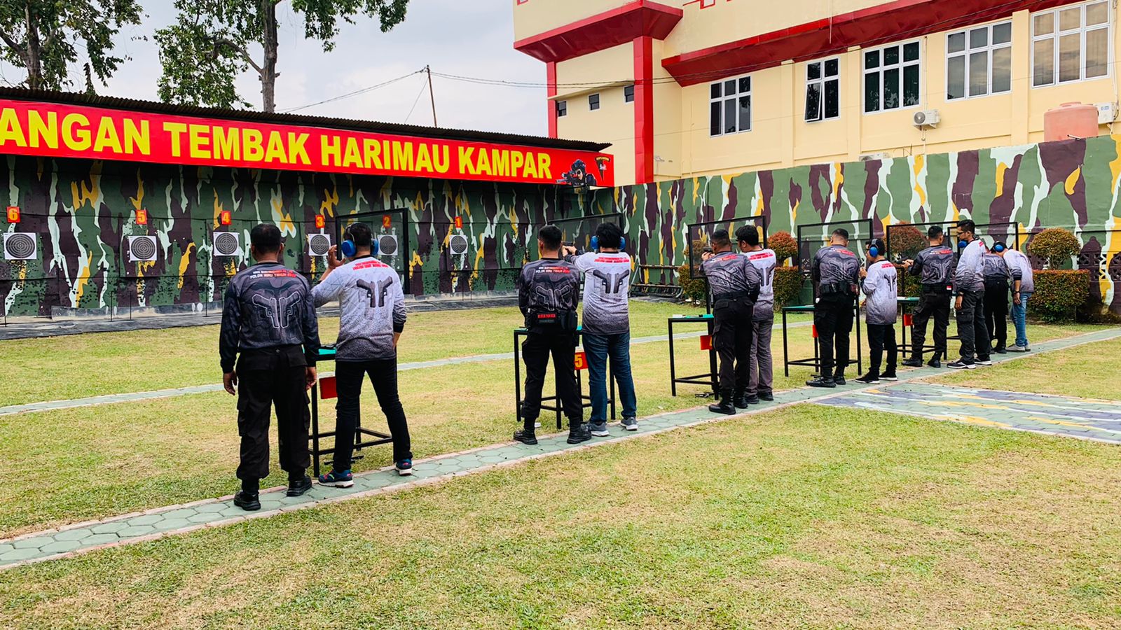 Sambut Hari Bhayangkara Ke 76, Polda Riau Gelar Lomba Menembak Bersama Jurnalis