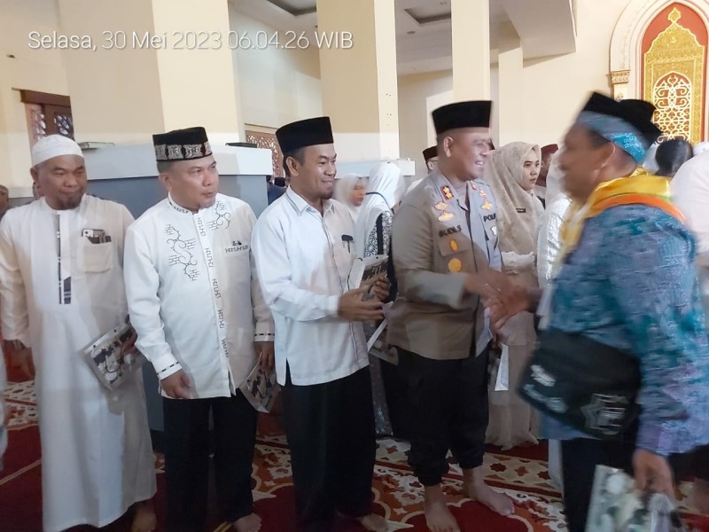 Kapolres AKBP Budi Dampingi Bupati H Sukiman Lepas Keberangkatan 368 JCH Rohul Tahap I Tahun 2023