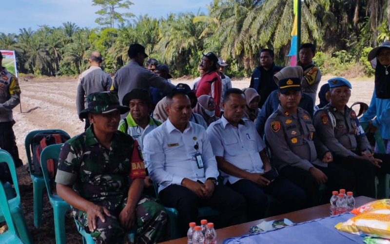 Wujud Nyata Dukungan TNI terhadap Ketahanan Pangan, Babinsa Ikut Tanam Jagung di Lubuk Gaung