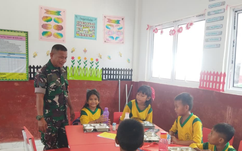 Babinsa Ratu Sima Dampingi Distribusi Makanan Bergizi Gratis untuk Ribuan Pelajar dan Posyandu