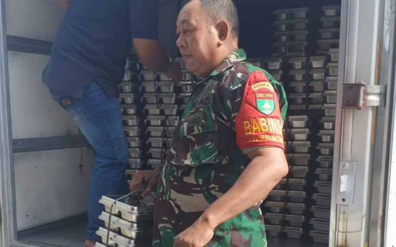 Babinsa Pelintung Pastikan Program Makanan Bergizi Gratis Tepat Sasaran dan Tertib