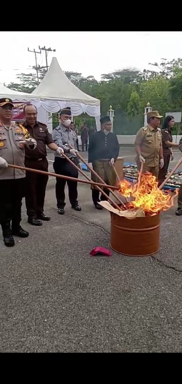 Tanpa Tersisa, Kejari Rohul Musnahkan Barang Bukti Narkotika dan Minol Sebanyak 2.218 Botol