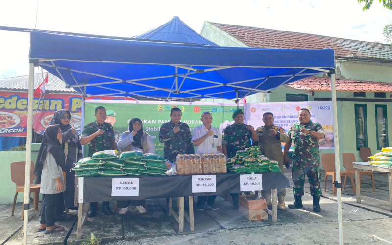 Babinsa Sukajadi Dampingi Warga di Pasar Murah: TNI Hadir Jaga Ketahanan Pangan Lokal