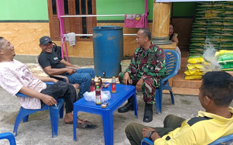 Komsos Babinsa di Tanjung Penyembal, Pererat Hubungan TNI dan Masyarakat