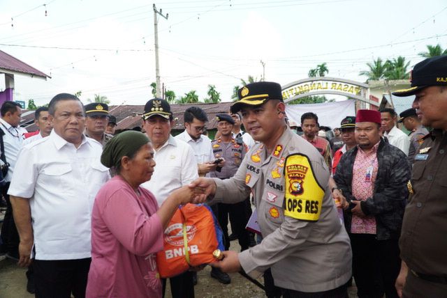 Pj Gubri, Bupati, Kapolres Dan Ketua PMI Rohul Bantu Korban Kebakaran 18 Unit Rumah Di Pasar Langkitin