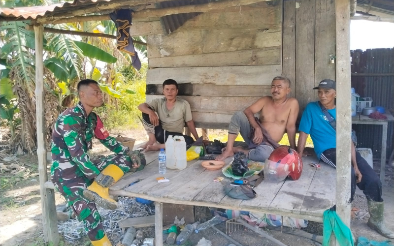 Pererat Silaturahmi dengan Warga, Babinsa Tanjung Penyembal Gelar Komsos di Wilayah Binaan