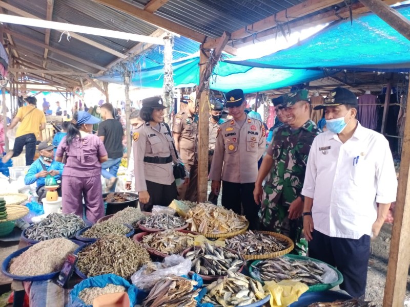 Barokah Ramadhan Ops Bina Kusuma LK23, Wujudkan Sinergitas Dengan Upika, Kapolsek Tambusai Pimpin Giat Monitoring Pasar