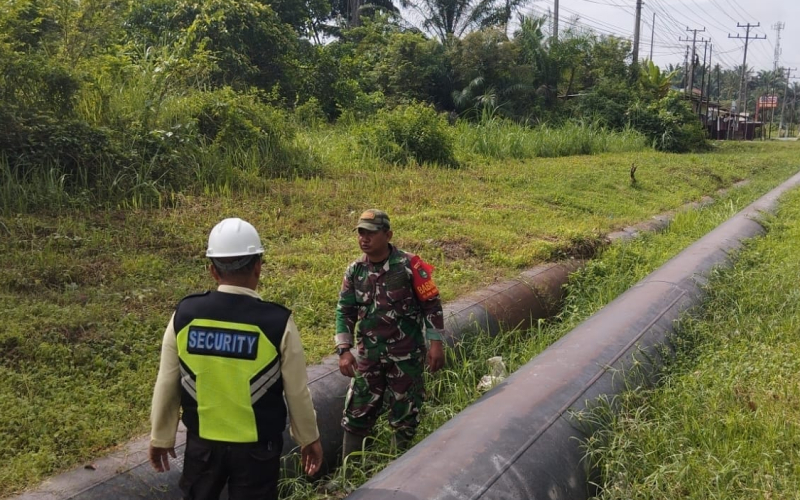 Pengamanan Objek Vital Nasional, Babinsa dan Tim SKK Migas Susuri Jalur Pipa di Bagan Besar Timur