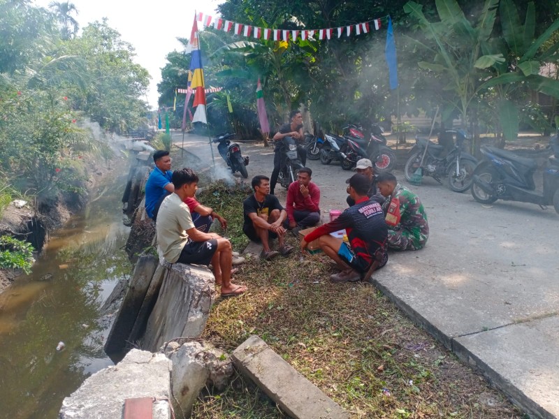 Dari Teluk Belitung, Babinsa Merbau Bangun Kedekatan dengan Warga Lewat Komsos