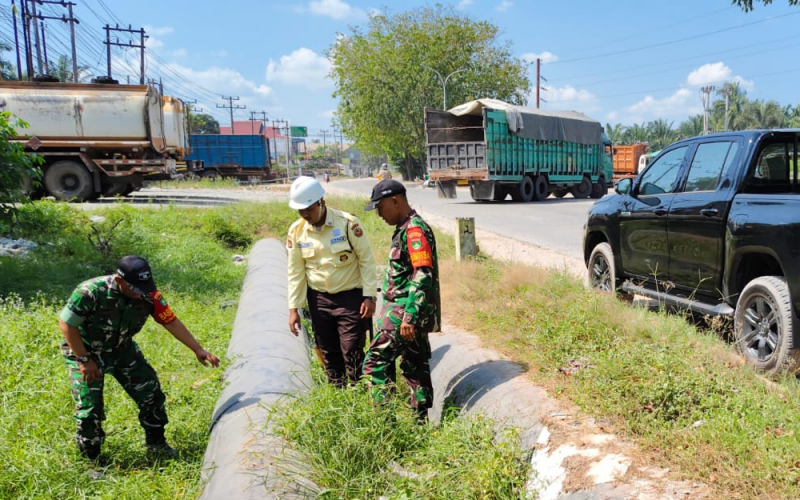 Koramil 02 BK dan Pertamina Hulu Rokan Perkuat Patroli Pengamanan Jalur Pipa Minyak