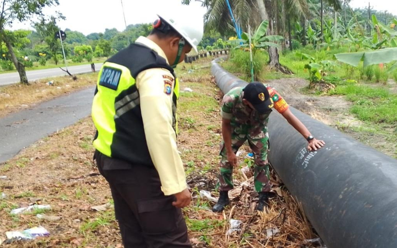 Babinsa Koramil 01/Dumai Bersama Security PHR Patroli Amankan Jalur Pipa Minyak